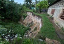 ¡Sin respuesta! Dos familias en Los Cortijos viven bajo la amenaza de un barranco que devora sus hogares