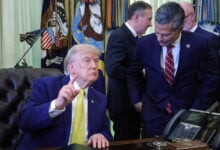 Donald Trump fue captado con los ojos cerrados y cabeza inclinada en la Casa Blanca