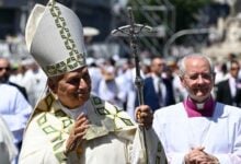 León XIV encabeza la procesión del Corpus Christi ante una multitud en el centro de Madrid