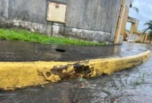 20 casas del urbanismo Jardines de La Cruz se anegan tras la falta de desagüe en sectores adyacentes