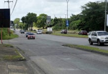Falta de alumbrado público y hueco en la avenida Alirio Ugarte Pelayo de Maturín ponen en riesgo a conductores