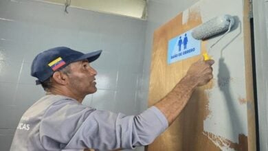 Acondicionan escuelas como refugios para más de 450 familias en La Guaira