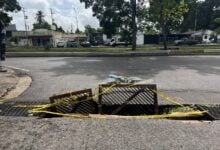 Grave peligro por alcantarilla colapsada en la calle El Rosario con avenida Orinoco