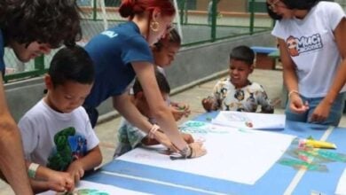 Ministerio de Planificación entrega kits educativos a niños refugiados en campamentos de Caracas