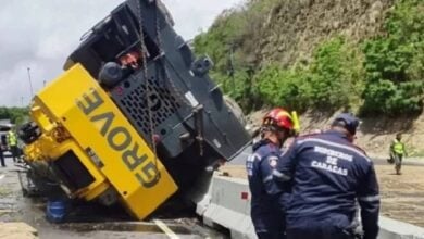Bomberos controlan derrame de gasoil tras volcamiento