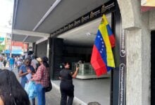 Comercio de Maturín acata duelo nacional por víctimas de la tragedia en La Guaira