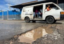 Conductores reportan grave deterioro vial frente a la UBV en Maturín