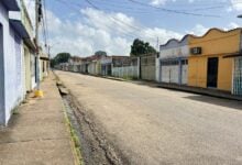 Colapso de aguas servidas afecta a familias de la calle Junín tras desvío de tuberías
