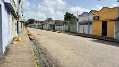 Colapso de aguas servidas afecta a familias de la calle Junín tras desvío de tuberías