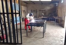Estudiantes de la UDO Monagas fabrican literas para apoyar a damnificados por sismos