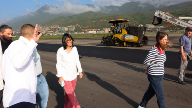 Delcy Rodríguez inspecciona recuperación de pista en Maiquetía