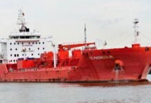 Petrolero noruego explota frente a las costas de Omán