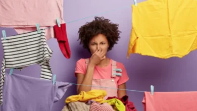 ¿Tu ropa limpia huele mal? Estos son los errores cotidianos que arruinan la frescura de tus prendas