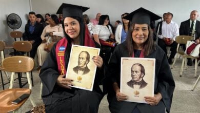 UNESR entrega títulos a 68 nuevos profesionales en un acto por Secretaría