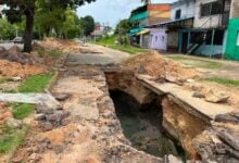 Reparación inconclusa en la Av. Orinoco de Maturín deja un socavón lleno de contaminación
