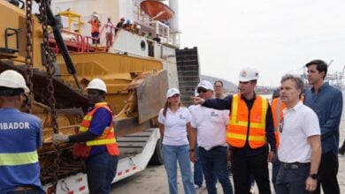 EE. UU. envía 20 maquinarias pesadas teleoperadas para despejar escombros en La Guaira