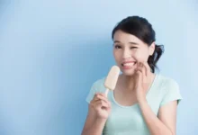 Cómo evitar el dolor por sensibilidad dental y proteger las encías en adultos mayores