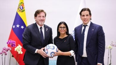 Delcy Rodríguez se reúne con directivos de la Conmebol y la FVF