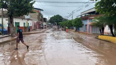 Onda tropical causa inundaciones en vías de Las Tejerías en Aragua