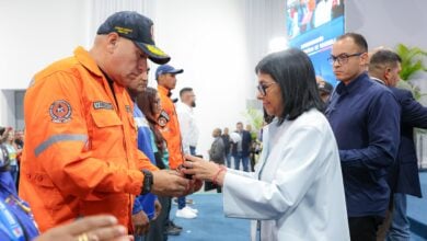 Gobierno condecora como "Héroe de Venezuela" a rescatistas y brigadas del sismo del 24 de junio