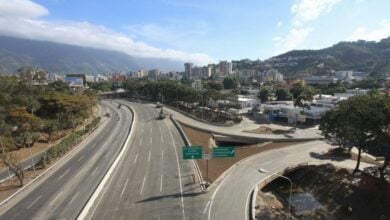 Restablecen el tránsito en la autopista Valle-Coche tras remover los escombros