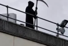 Hombre disfrazado de la Muerte desata el pánico en el techo de un hospital