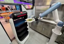 Robots asumen la cocina y el servicio en un restaurante de Pekín