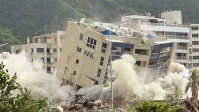 La Guaira: Avanzan en la demolición de estructuras de alto riesgo en la parroquia Caraballeda