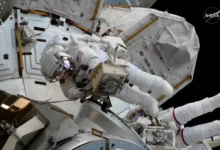 Dos astronautas concluyen caminata espacial tras inconveniente con uno de los trajes