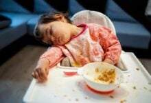 ¿Por qué da sueño después de almorzar? La ciencia lo explica