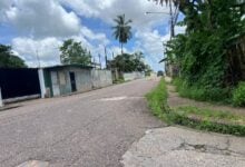 Vecinos en La Cruz viven cargando agua por graves fallas en del servicio
