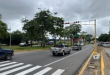 Invisibles tras la reparación: conductores y peatones ignoran los semáforos de la Libertador