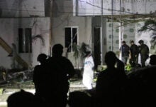 Un muerto y 11 heridos deja atentado con coche bomba contra estación policial en Colombia