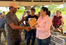 Comuna "Los Productores de Chaguaramal" rinde cuentas y beneficia a hogares con entrega de luminarias en Piar