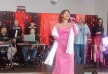 Los alumnos de la Escuela de Canto Lucía León Icum, durante su presentación del cierre de proyecto al estilo “disco retro”.