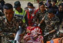 Rescatan con vida a dos trabajadores atrapados tras el voraz deslave en Nepal