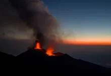Erupción de volcán paraliza más de 370 vuelos y cierra 6 aeropuertos en Indonesia