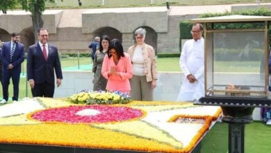 Presidenta (E) Delcy Rodríguez rinde homenaje a Gandhi en su 157.º natalicio