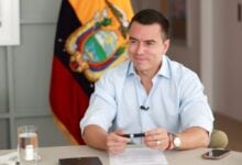 Ecuador reduce el costo de los combustibles ante la crisis global