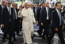 El Papa León XIV llega andando al hospital para su operación